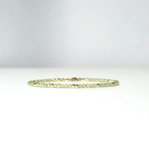 Op de afbeelding: Een set van drie keramische mokken met een gespikkelde, matte afwerking. De mokken zijn in de kleuren crème, lichtgrijs en donkergrijs. Elke mok heeft een eenvoudig, minimalistisch ontwerp, ideaal voor koffie of thee.