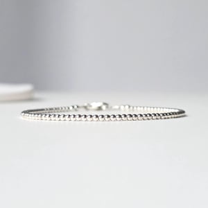 Armband aus 925er Sterlingsilber mit 2 mm großen Perlen, minimalistisches Silberarmband, feines elastisches Armband, individuell gefertigt, mit Verschluss oder Gummizug
