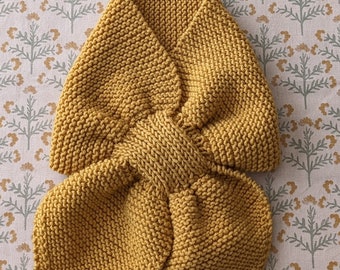 Keyhole scarf, vintage inspired - handmade merino wool - knitted baby/toddler loop scarf