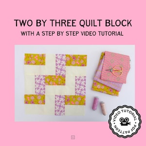 Op de afbeelding: Een quiltblok met een geweven ontwerp, met gele en paarse bloempatronen. De afbeelding bevat stof, een schaar en klosjes garen. De tekst luidt "TWO BY THREE QUILT BLOCK WITH A STEP BY STEP VIDEO TUTORIAL."