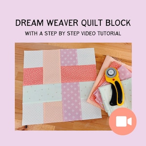 Peut inclure: Un bloc de courtepointe Dream Weaver avec un tutoriel vidéo étape par étape. Le bloc de courtepointe est composé de divers tissus pastel, notamment du rose, de la pêche et du bleu clair, disposés en patchwork. Un cutter rotatif jaune et noir et des chutes de tissu sont également visibles.