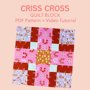 Könnte beinhalten: Ein Quiltblockmuster mit dem Titel "Criss Cross Quilt Block" und dem Text "PDF Pattern + Video Tutorial". Der Block besteht aus neun Quadraten, mit einem weißen Mittelquadrat und acht Quadraten mit verschiedenen Blumenmustern in Rosa-, Rot- und Lilatönen.