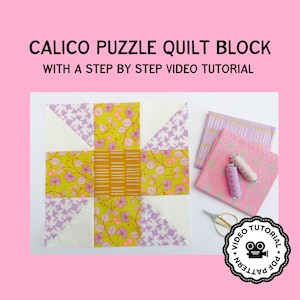 Könnte beinhalten: Ein quadratischer Quiltblock mit einem zentralen senfgelben Rechteck mit weißen Strichen, umgeben von senfgelbem, lavendelfarbenem und weißem Blumenstoff. Enthält zwei Garnrollen, Stoffquadrate und eine Schere. Text: CALICO PUZZLE QUILT BLOCK WITH A STEP BY STEP VIDEO TUTORIAL.