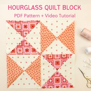 Puede incluir: Un bloque de colcha en forma de reloj de arena rosa, melocotón y blanco con un patrón PDF y un tutorial en vídeo. El bloque de colcha está hecho de triángulos y cuadrados. La imagen también muestra materiales de costura, como hilo, alfileres y tijeras.