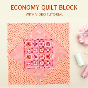 Puede incluir: Un bloque de colcha rosa y rojo con un patrón floral. El bloque está formado por cuatro cuadrados, cada uno con un patrón diferente. El bloque está rodeado de un fondo blanco. El texto "ECONOMY QUILT BLOCK WITH VIDEO TUTORIAL" está en la parte superior de la imagen.