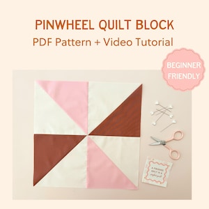 Op de afbeelding: Een roze, wit en bruin windmolen quiltblokpatroon met een PDF-patroon en een video tutorial. De afbeelding bevat ook een label voor beginners, spelden en een schaar.