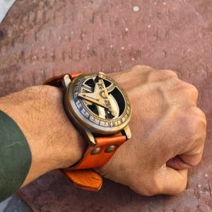 Personlig mässingsklocka med solur och kompass – Graverad present till honom, fars dag-present, företagspresent, steampunk-läderklocka