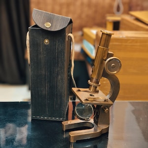 Vintage mässingsmikroskop med läderfodral | Antik vetenskaplig instrumentdekor