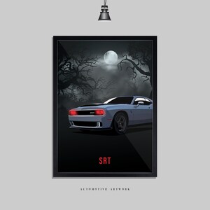 Könnte beinhalten: Ein dunkelblauer Dodge Challenger SRT Hellcat Muscle-Car fährt nachts durch einen nebligen Wald mit einem Vollmond im Hintergrund. Das Auto hat rote Rückleuchten und der Text "SRT" ist in Rot unter dem Auto gedruckt.