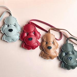 Dije de cuero para bolso con forma de caniche. Dije de caniche único hecho a mano, ideal como llavero, accesorio para el auto y para bolsos o carteras. Regalo de cuero.