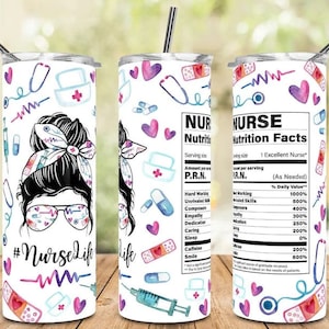 Puede incluir: Un vaso de acero inoxidable blanco de 590 ml con pajita, con un diseño de enfermera. El diseño incluye una enfermera con gafas, símbolos médicos, corazones y el texto "#NurseLife". El vaso también tiene una etiqueta de "Nurse Nutrition Facts".