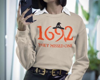 Sudadera de Halloween 1692 "Se perdieron una", juicio por brujería, Halloween retro, regalo para mamá bruja, sudadera de Salem Massachusetts, suéter de Salem 1692