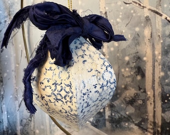 Adornos de papel maché azul y blanco