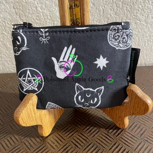 Monedero de tela con cremallera y diseño de bruja, regalo por menos de 15 dólares