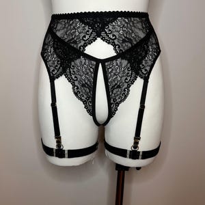 High-waisted garter belt with 4 metal suspender straps.