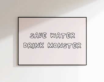 Pôster "Economize Água, Beba Monster" - Pôster Monster Energy - Presentes Monster Energy - Pôster de Bebida Energética - Decoração para Espaço Masculino - Pôster Divertido para Academia