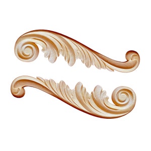 Puede incluir: Dos piezas decorativas de madera en forma de rollo, ornamentadas y de color marrón claro. Las piezas están talladas con detalles intrincados y tienen un diseño floral en espiral.