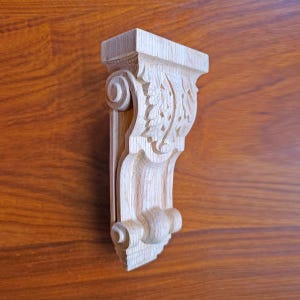 Houten kast met kleine bladsnijwerk, 3-1/8&quot; b x 1-9/16&quot; d x 7&quot; h, enkel)