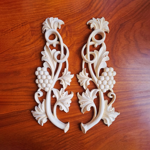 PAIRE d'appliques de vigne en bois sculpté de 11 po. de haut