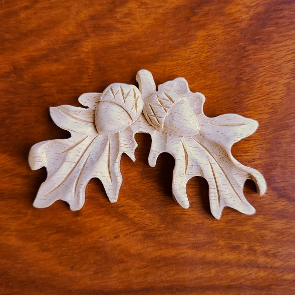 2 petites feuilles de gland en bois sculpté de 3-1/4 po. x 2 po.