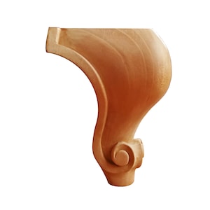 Puede incluir: Una pata de mueble de madera con un diseño decorativo de volutas. La pata es de color marrón claro y tiene un acabado liso.