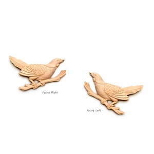 Peut inclure: Deux sculptures d'oiseaux en bois, l'une tournée vers la droite et l'autre vers la gauche, perchées sur des branches. Les oiseaux sont brun clair avec des textures détaillées de plumes et de branches. Le texte sur l'image indique "Facing Right" et "Facing Left".