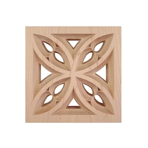 Puede incluir: Panel decorativo cuadrado de madera con un diseño floral tallado. El panel presenta un patrón simétrico de hojas estilizadas y formas geométricas, creando un efecto calado. La madera es de color marrón claro natural.