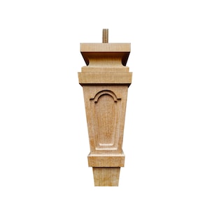 Op de afbeelding: Een enkele, onafgewerkte houten meubelpoten met een decoratief ontwerp. De poot heeft een vierkante bovenkant met een schroefdraadbout, een gedetailleerd middengedeelte met een gebogen paneel en een rechthoekige basis. De houtnerf is zichtbaar.