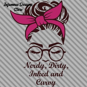 Peut inclure: Illustration numérique d'une femme avec un bandeau rose, des lunettes et le texte "Nerdy, Dirty, Inked and Curvy".