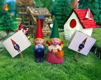 Unieboek&#39;s zeldzame 1980 tweelingzoon en -dochter van David The Gnome set PVC-figuurtjes met miniatuurboekje &quot;Little Gnome Facts&quot;