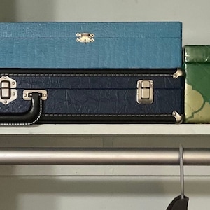 Estuche rígido / caja de almacenamiento de vinilo de cocodrilo azul marino vintage reforzado con tablero de fibra con borde negro