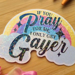 Als je voor mij bidt, word ik alleen maar gayer | Holografische vinylsticker LGBTQIA-regenboog