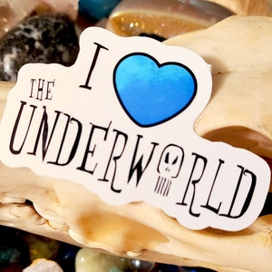 I <3 The Underworld - 防水ビニールステッカー - ハデス - ヘラクレス - ギリシャ神話 - ペルセポネ - ラップトップデカール - コミック