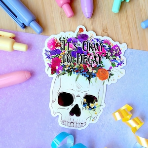Het is oke om te verval - glanzende vinylsticker - botanische schedelvaas - schedel in een bloemenkroon - Pagan - Spookachtig - Dood - Bloemen