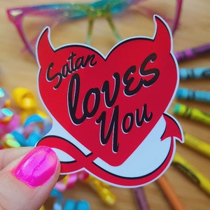 Satan vous aime | Sac-bible religieux drôle Sticker