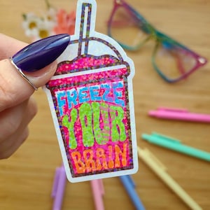 Bevries je hersenen | Holografische vinylsticker Heathers Broadway-teksten
