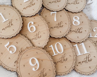 Meilenstein-Marker für Babys | Ovales Holzset – gewellte Kanten | Monatliche Foto-Requisiten | Zartes Blumendesign | Geschenk zur Babyparty
