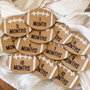 Cartes d'étape mensuelles football pour bébé - Souvenir de la première année de bébé - Cadeau de baby shower - Accessoire photo de sport - Marqueurs d'étape mensuelle