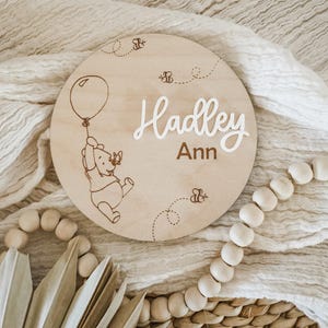 Annuncio di Winnie Bear, annuncio di nascita, cartello con il nome del bambino, cartello rotondo in legno personalizzato con il nome, decorazione per la cameretta dei bambini, regalo per baby shower, accessorio fotografico