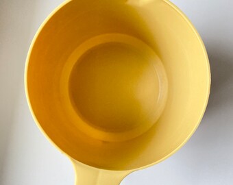Vintage Rubbermaid Pitcher Yellow Gold White Lid 1 1/2 Qt Size Short 2745 1  Collectible -  Finland