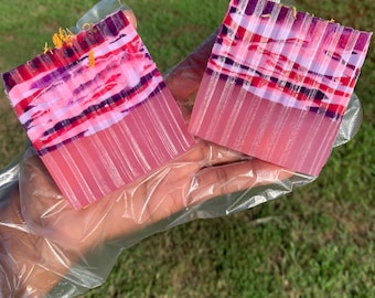 Barra de jabón íntimo con aroma a frutas, semilla de uva y árbol de té.