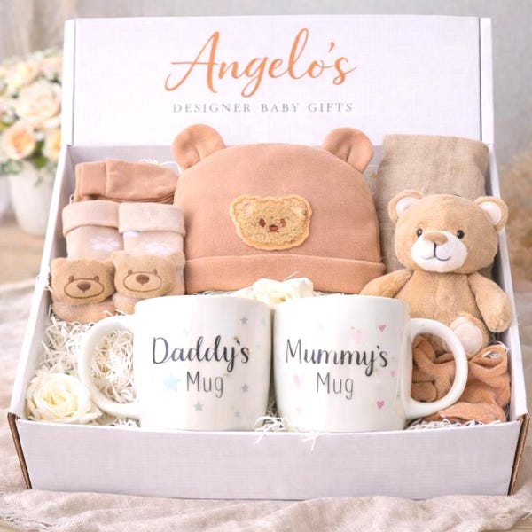 Luxury New Baby Gift Box – Safari Baby Shower Hamper with Mummy & Daddy Mugs, Pom Pom Hat, Giraffe Rattle, 3D Booties,Baby shower gift