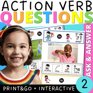 Può includere: Una bambina sorride davanti a materiali didattici. I materiali presentano il testo "ACTION VERB QUESTIONS" e "ASK & ANSWER". I materiali includono immagini e le parole "What is she doing?" e "PRINT&GO + INTERACTIVE".