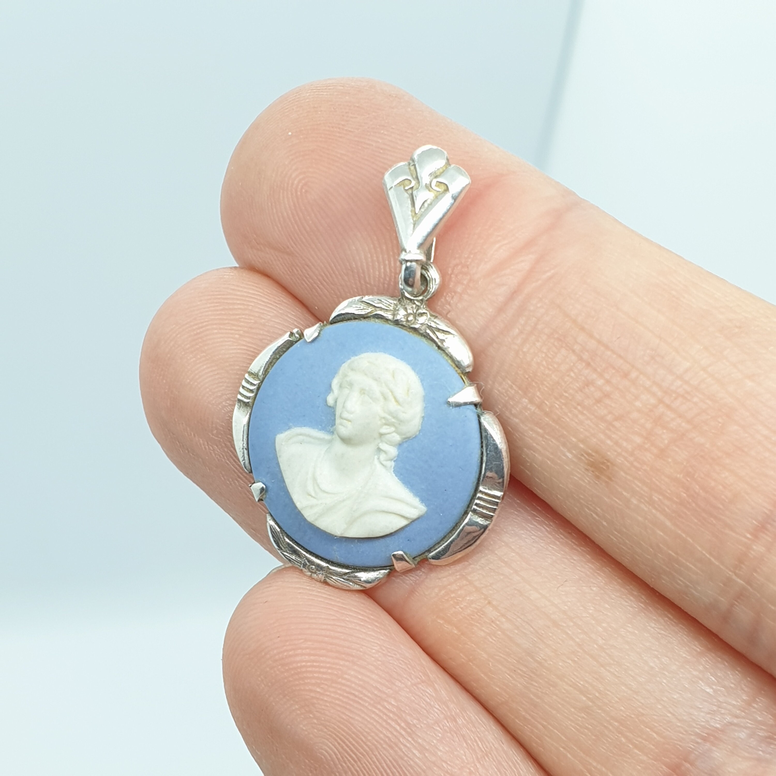 Pendentif Vintage Camée Porcelaine Argenté - Bijou Ciel Astral, état Impeccable - Occasion