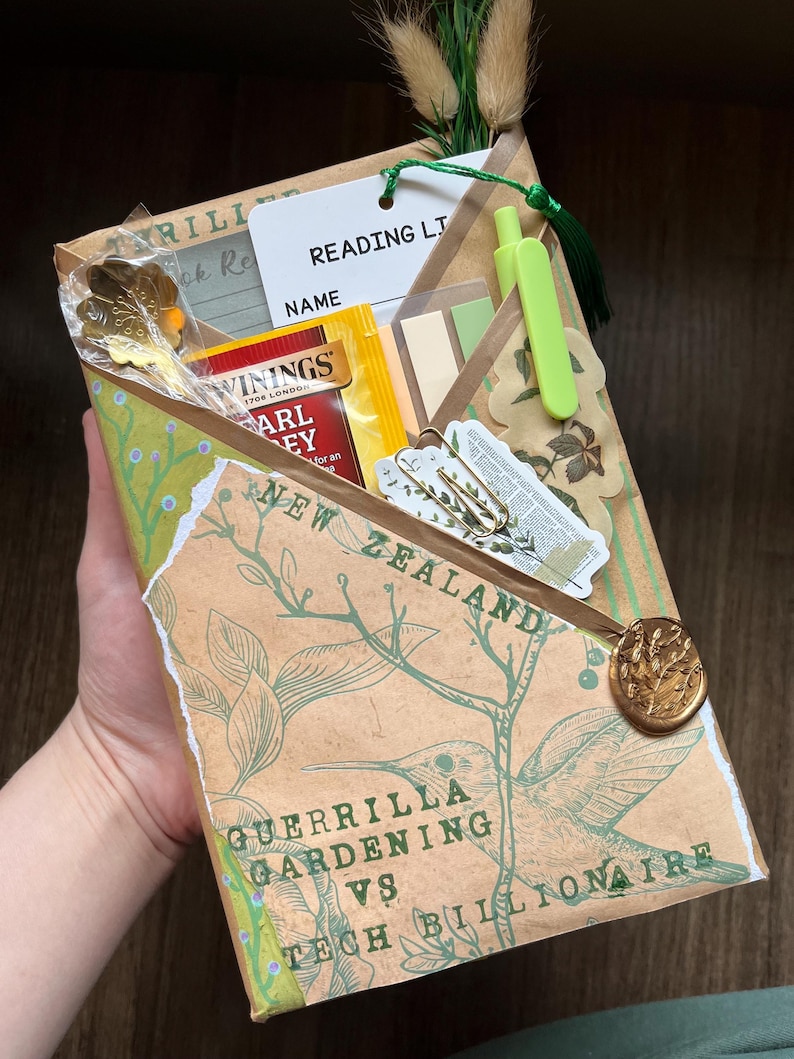 Blind Date with a Book – Surprise Very Gently Used Book Gift Bild 1