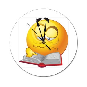 Puede incluir: Una cara sonriente amarilla con un libro y agujas de reloj. La cara sonriente parece cansada y tiene el ceño fruncido. Las agujas del reloj apuntan a las 10:10.