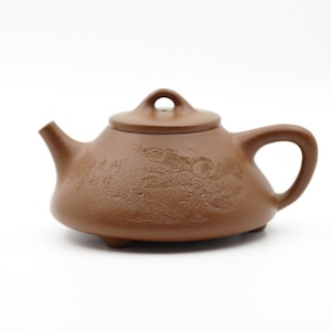 Yixing purple clay pot is made by hand and carved by hand，tea things