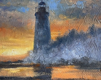 Può includere: Un alto faro bianco si erge contro un cielo drammatico con un tramonto dorato sullo sfondo. Il faro è parzialmente oscurato dalla nebbia o dalle nuvole, creando una scena misteriosa e suggestiva.