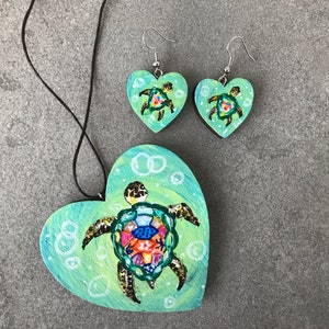 TORTUGA. Colgante de madera con pendientes de madera. hecho a mano Encantador y único.