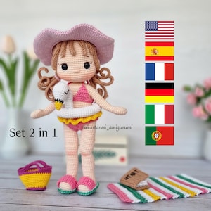 Può includere: Bambola all'uncinetto con costume da bagno rosa, cappello e sandali, con un salvagente a forma di cigno. La bambola ha i capelli castani e tiene in mano un piccolo cestino giallo e viola. Sono inclusi anche un telo mare e un libricino. Il testo "Set 2 in 1" è visibile.